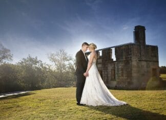 Sesja poślubna w industrialnym wnętrzu