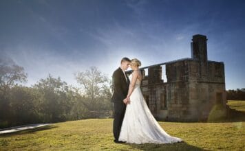 Sesja poślubna w industrialnym wnętrzu