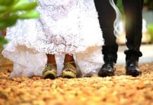 Stylizacja ślubna w deszczową pogodę – pelerynka, parasolka, kalosze?