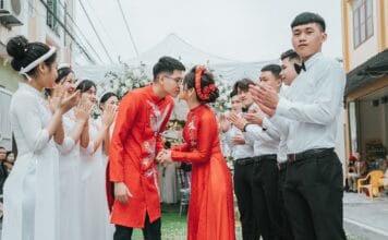 Rozsadzenie gości – jak zaplanować układ stołów?