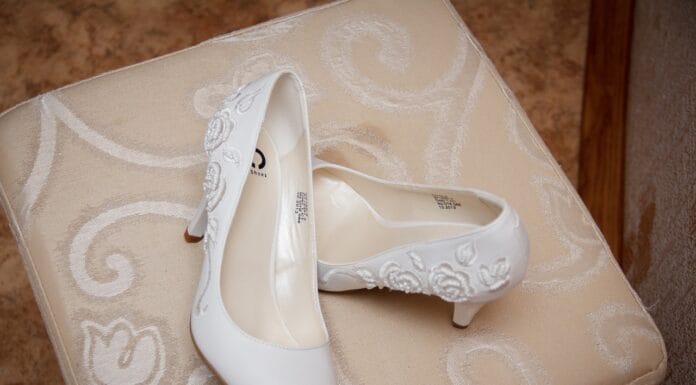 Jak dobrać kolor garnituru do pory roku i stylu wesela