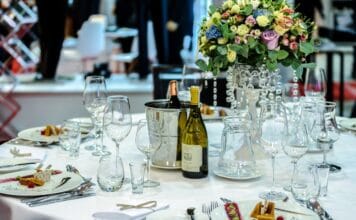 Zaproszenia dla gości zagranicznych – tłumaczenia i etykieta