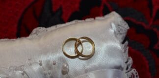 Weselna galeria sztuki – pomysł na elegancką dekorację