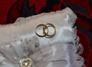 Weselna galeria sztuki – pomysł na elegancką dekorację