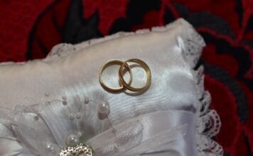 Weselna galeria sztuki – pomysł na elegancką dekorację