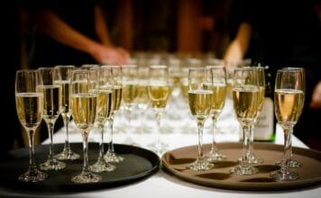 Numery stołów – kreatywne pomysły i inspiracje