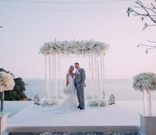 Leśna sesja ślubna o wschodzie słońca