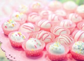 Suknia w kolorze nude, pudrowym różu czy błękicie – co wybrać?