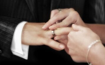 Lak czy naklejka? Zamknięcia kopert w stylu vintage